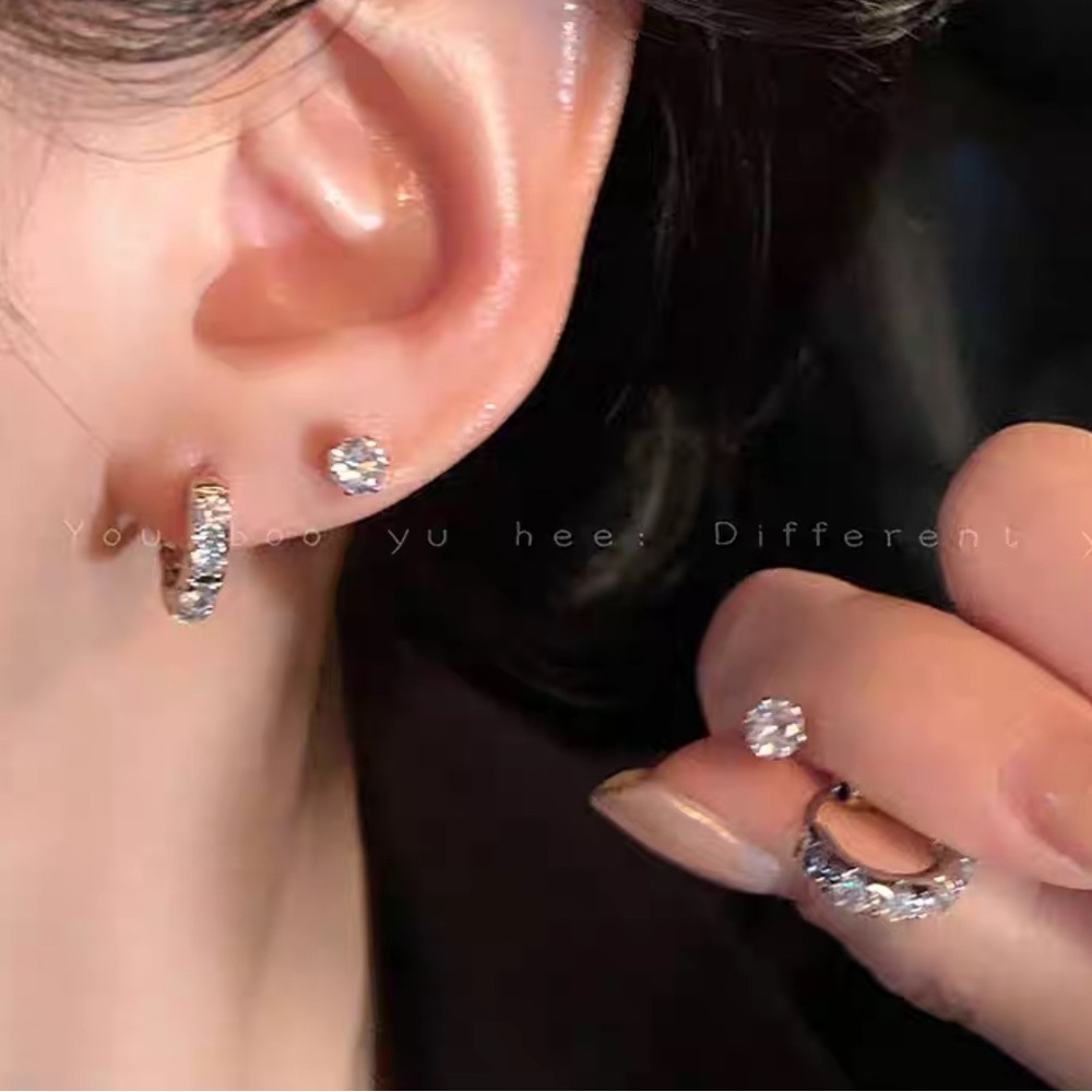 NWT FRANCESCA‘S silver diamond earrings